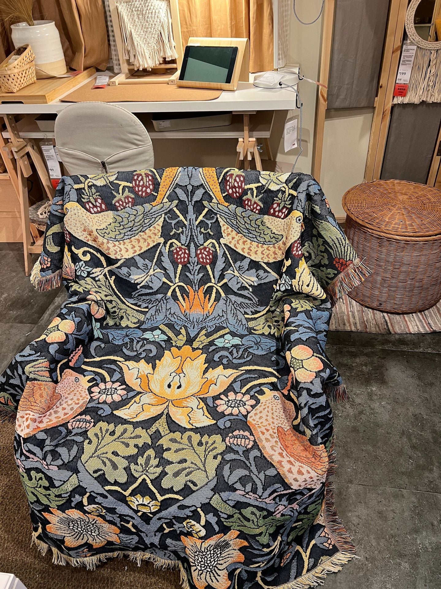 Versatile Throw Blanket - Perfect for Picnics, Sofas, and Wall Tapestries 130 x 160 cm