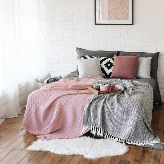 12 WAYS TO DECORATE WITH BLANKETS